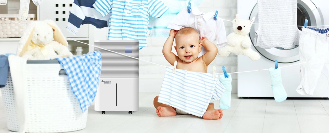 Bambino che interagisce con il deumidificatore MyCond Roomer Hepa 25 in un bagno.