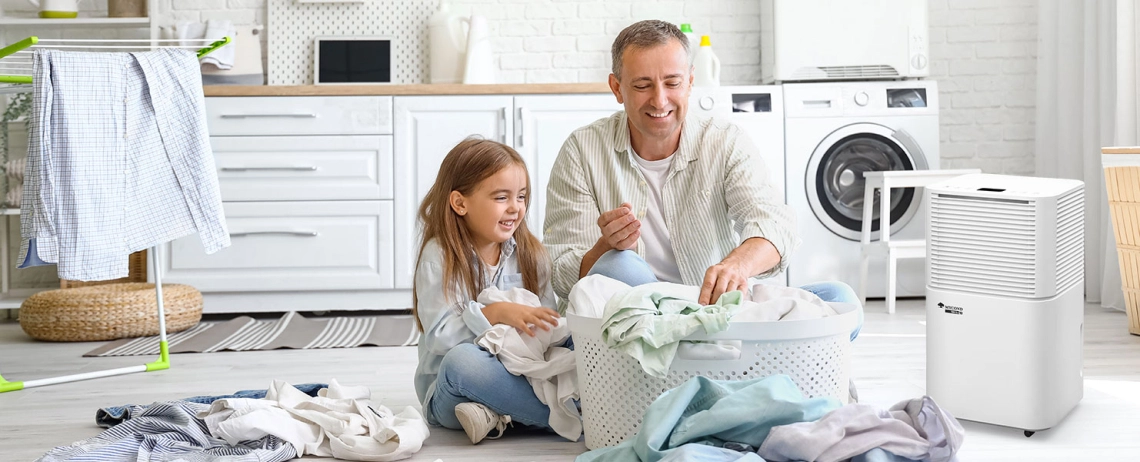 Padre e figlia si godono laria fresca con il deumidificatore MyCond TIBO Eco 10.