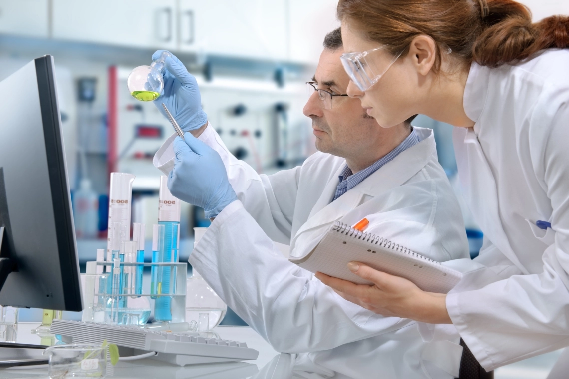 MyCond MHDM-3S I ricercatori in laboratorio lavorano con reagenti chimici