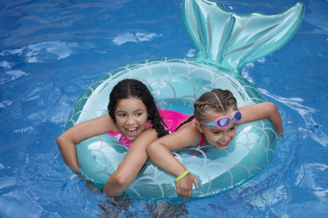 MyCond MSTR / MSPR Bambini che giocano in una piscina con un anello gonfiabile