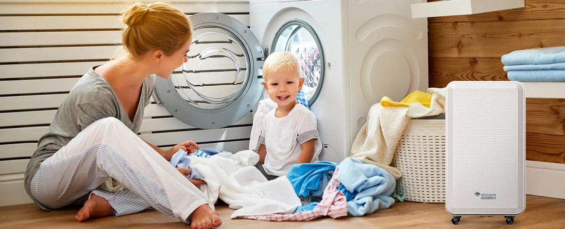 MyCond Roomer Smart 12 Una madre e un figlio si godono un clima interno confortevole.