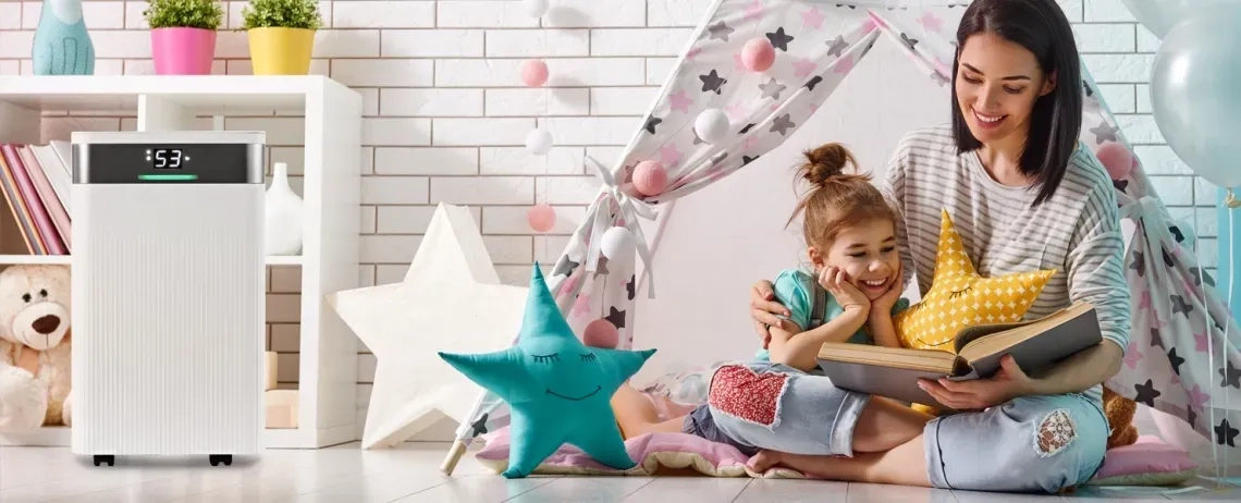 Deumidificatore compatto ed elegante MYCOND Tibo Eco 12 nella stanza dei bambini, che offre una rimozione affidabile dellumidità e un controllo Wi-Fi.