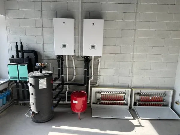 Stazione di servizio con pompe di calore Mycond Split serie BeeHeat