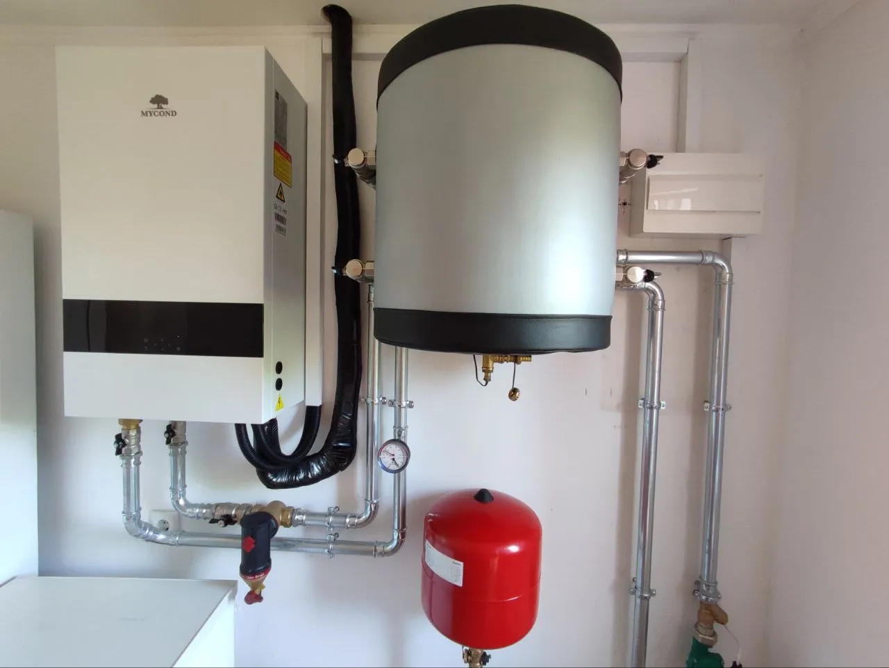 Villa con pompe di calore Mycond Split BeeHeat MHS-N14BH/MHS-U14BH