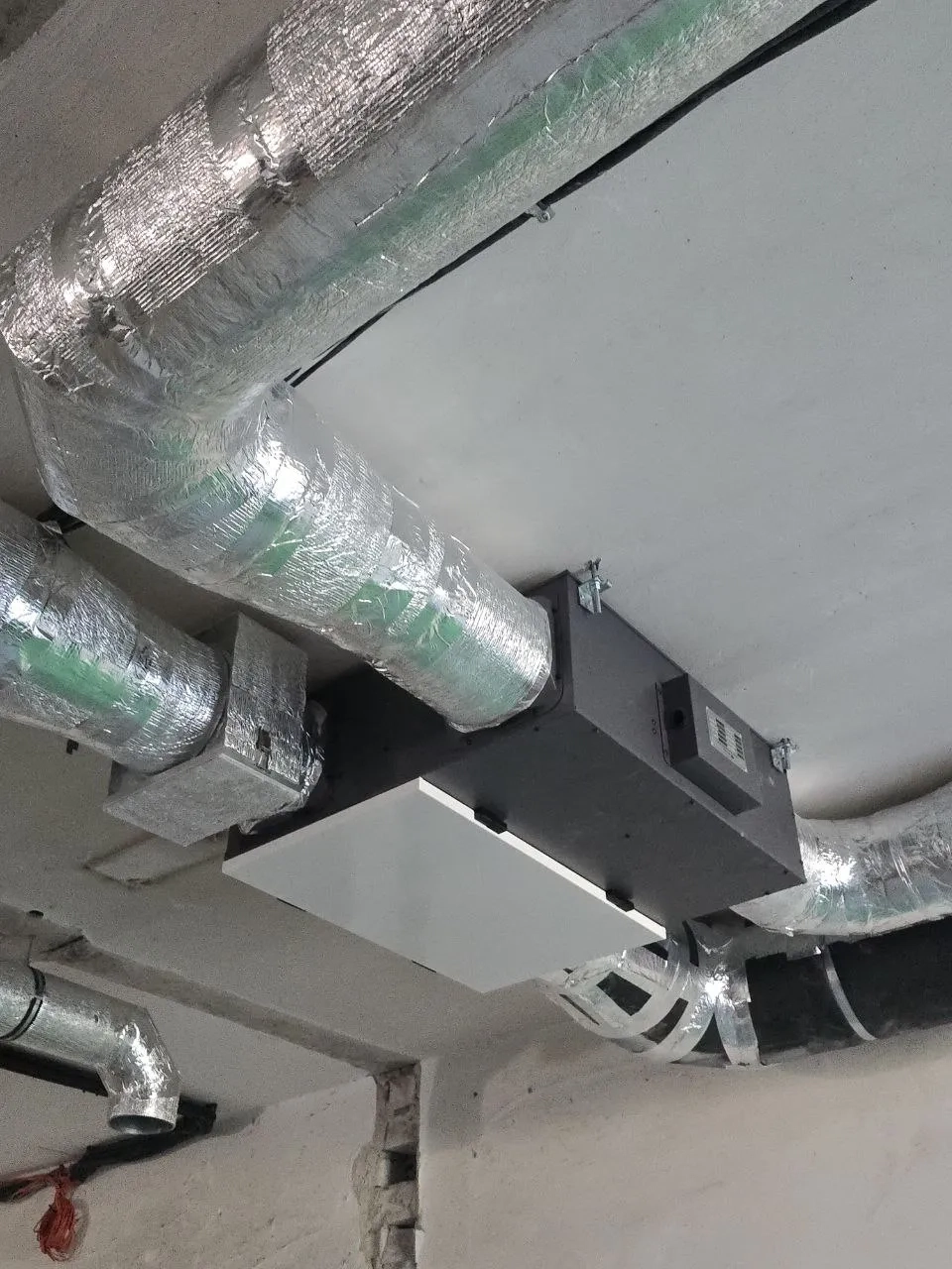 Capannone di produzione con unità di ventilazione con recupero energetico Mycond MVC700-A