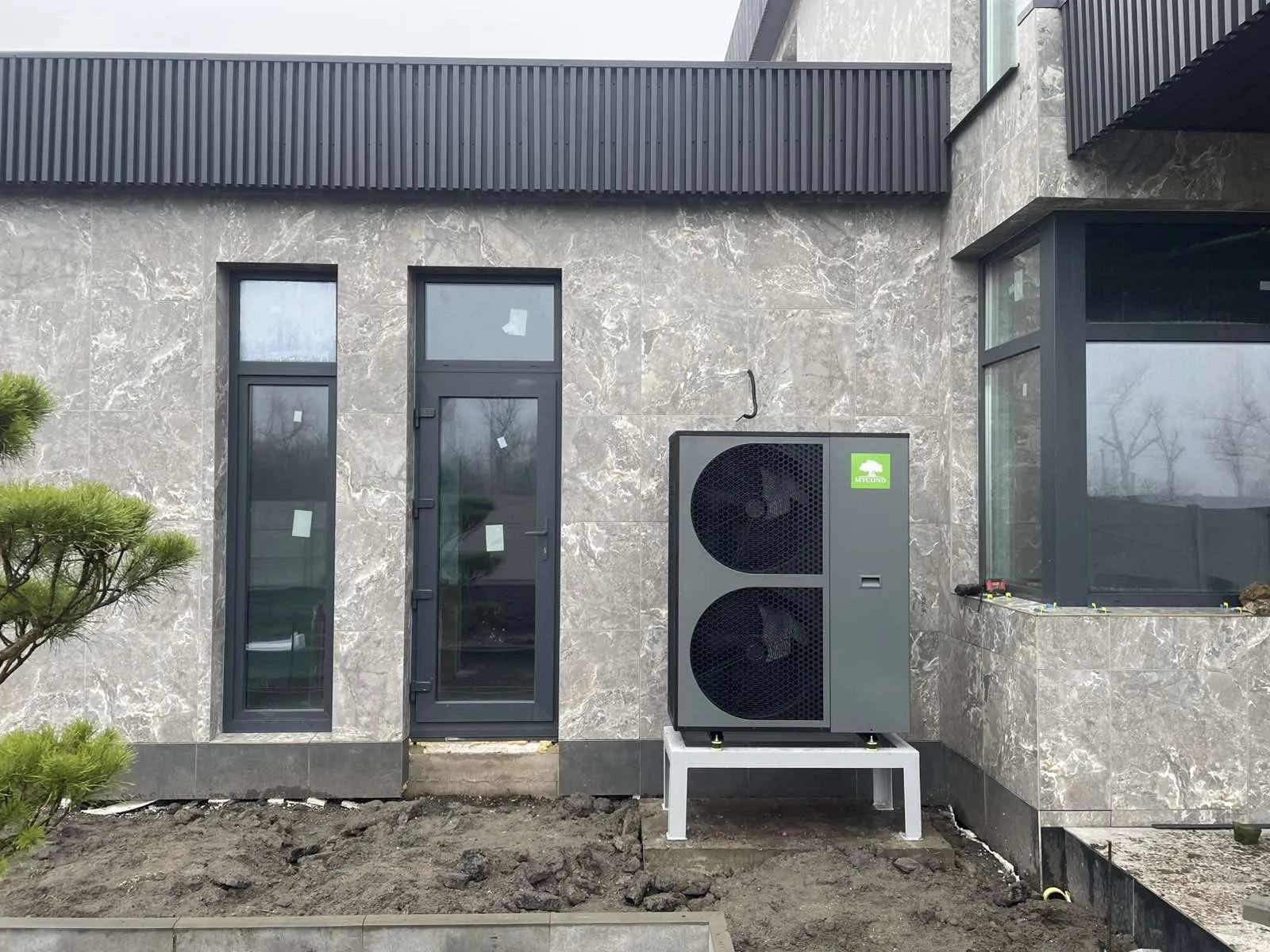 Casa privata contemporanea con pompa di calore Mycond BeeThermic Monoblock
