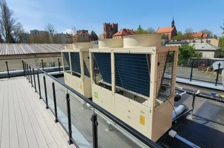 Pompe di calore modulari per il riscaldamento degli hotel: esempio Mycond MCU-YHE